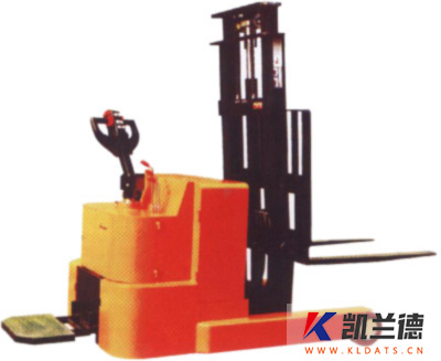 Moved forward type electric forklift