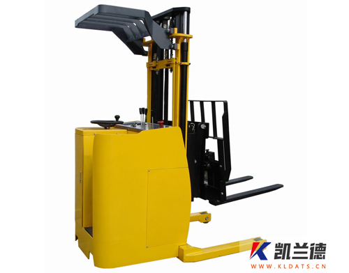 Pallet fork reach stacker-001